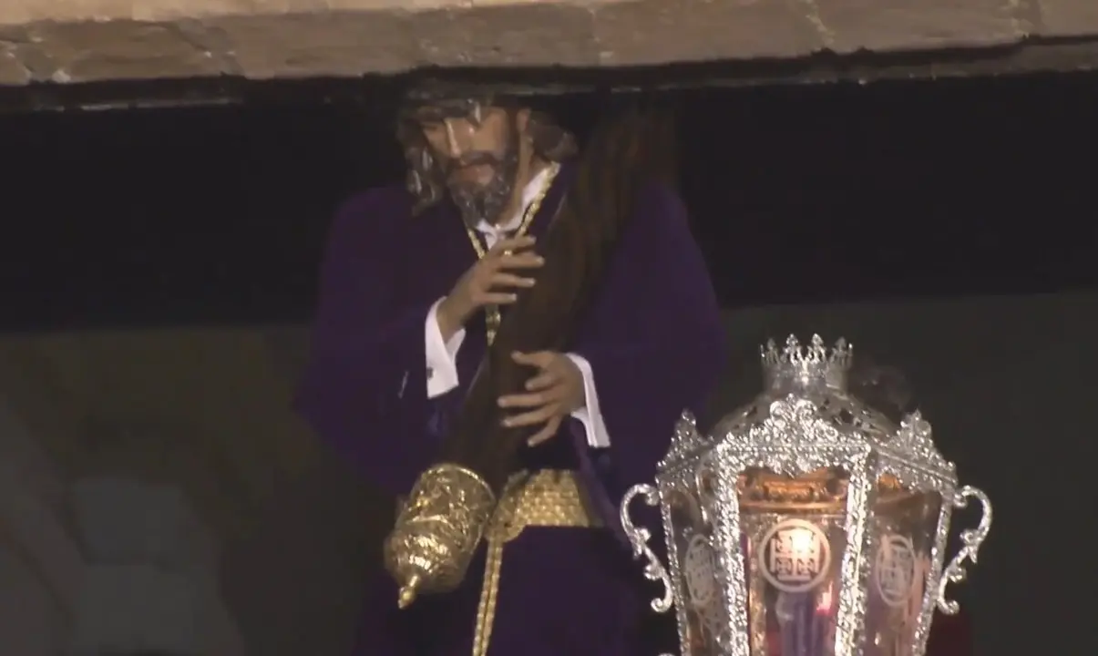 Momento de la recogida del Nazareno en la iglesia de La Palma durante la noche del Jueves Santo - FUENTE: ONDA ALGECIRAS