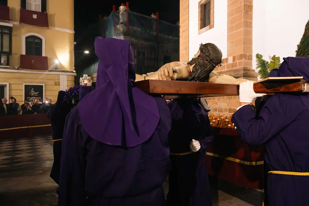 El Cristo de la Fe protagoniza la noche m&aacute;s sobrecogedora de la Semana Santa en Algeciras_04