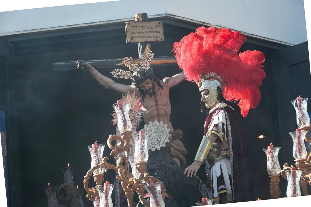Algeciras vive su Viernes Santo m&aacute;s sobrecogedor en im&aacute;genes_026