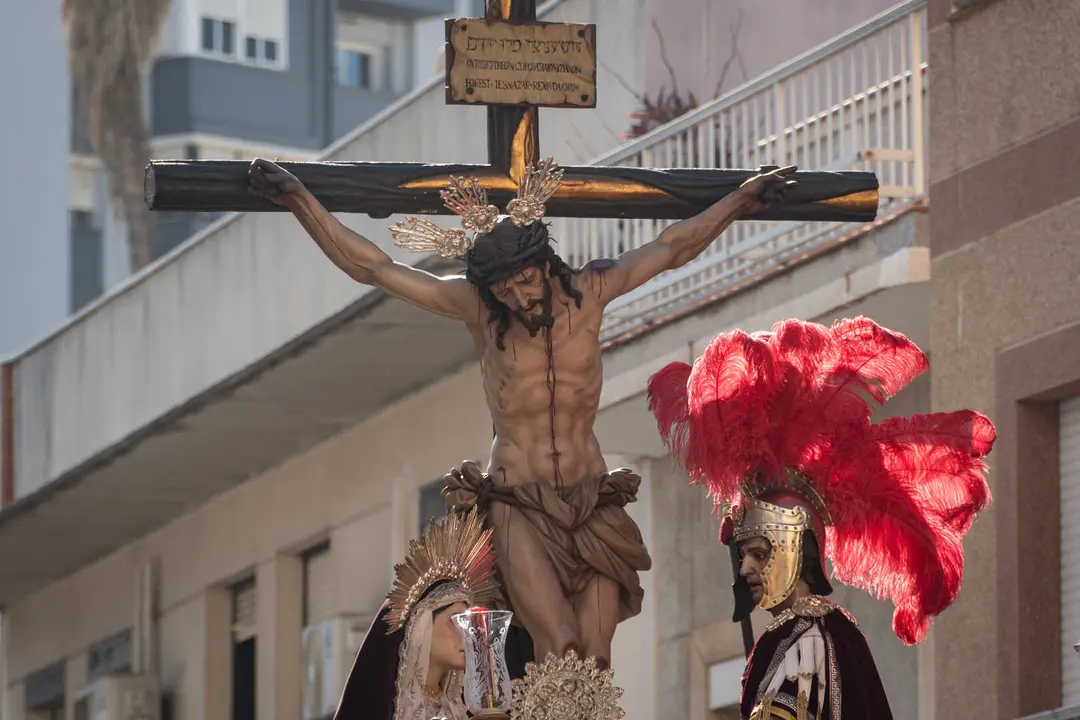 Algeciras vive su Viernes Santo m&aacute;s sobrecogedor en im&aacute;genes_049