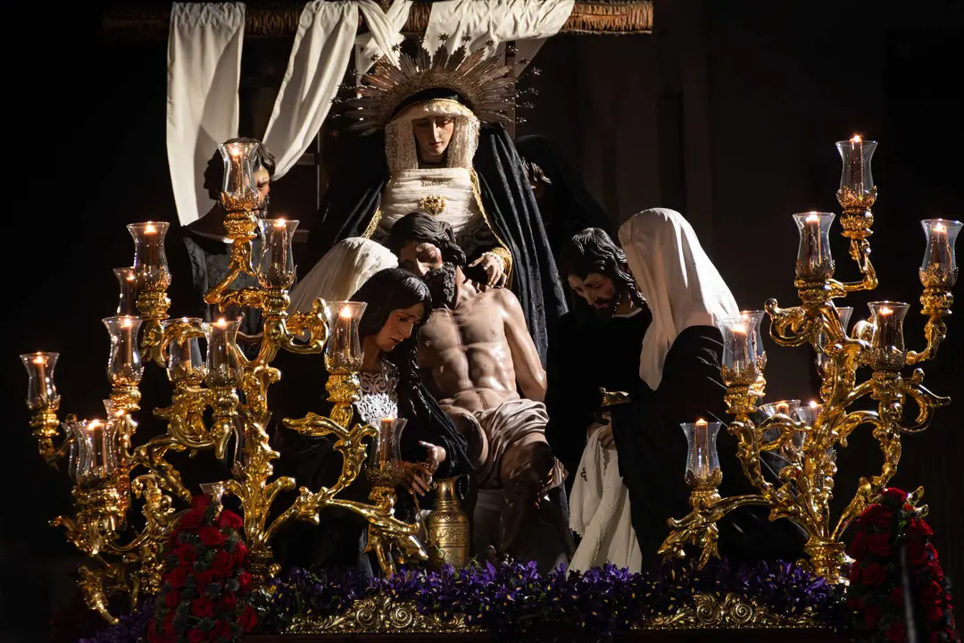 Algeciras vive su Viernes Santo m&aacute;s sobrecogedor en im&aacute;genes_103