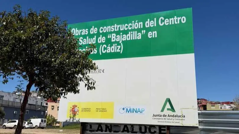 Cartel informativo de la futura construcci&oacute;n del centro de salud de La Bajadilla en Algeciras