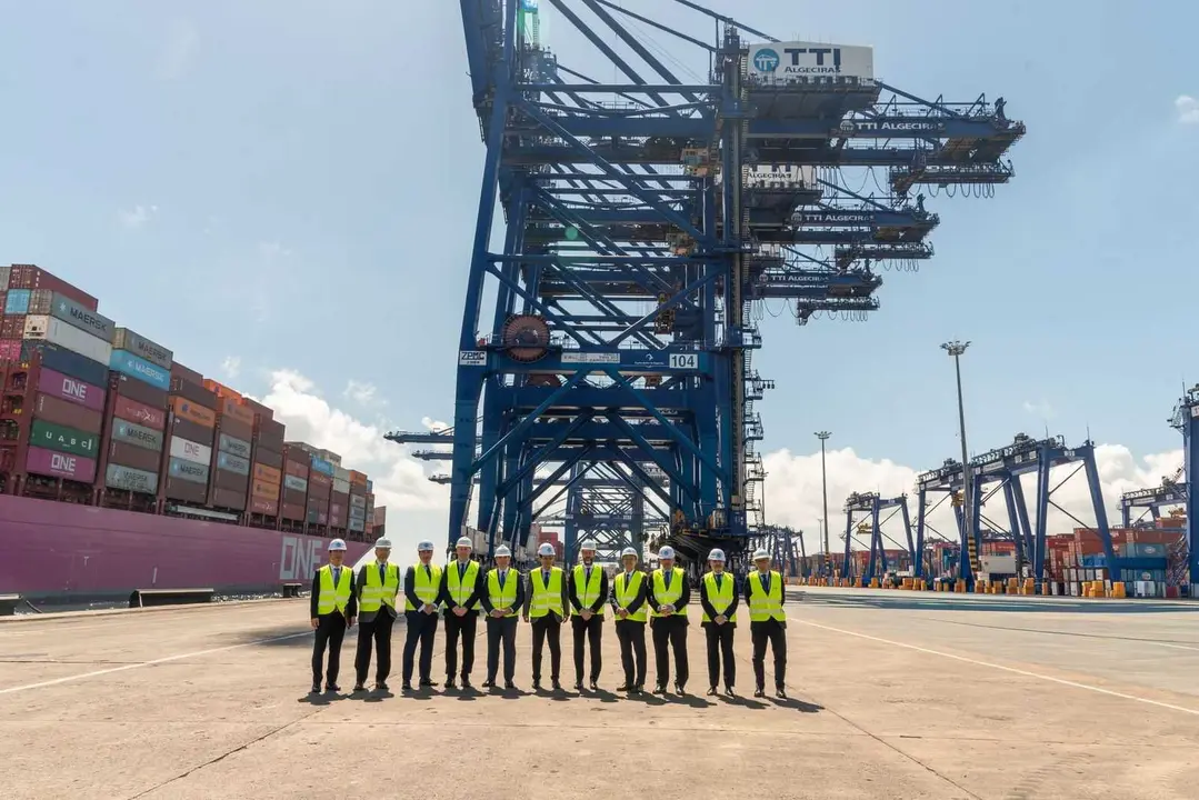 Representantes institucionales y empresariales durante la visita a la terminal de TTI en el Puerto de Algeciras