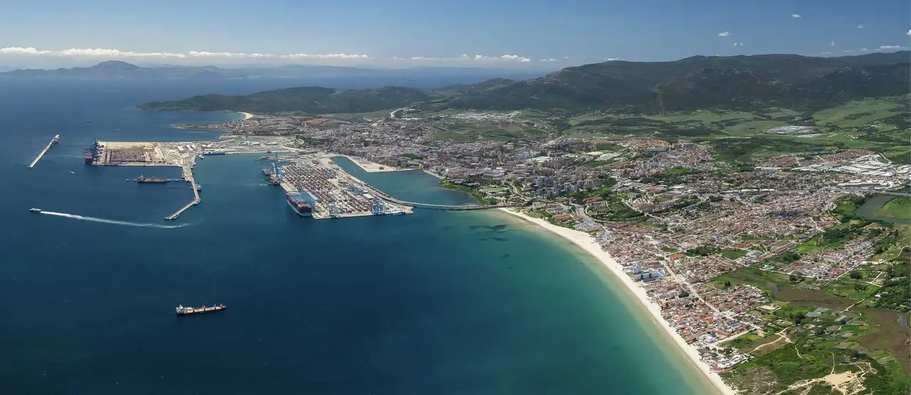 Vista general de las instalaciones portuarias de la Bah&iacute;a de Algeciras en una jornada de actividad log&iacute;stica