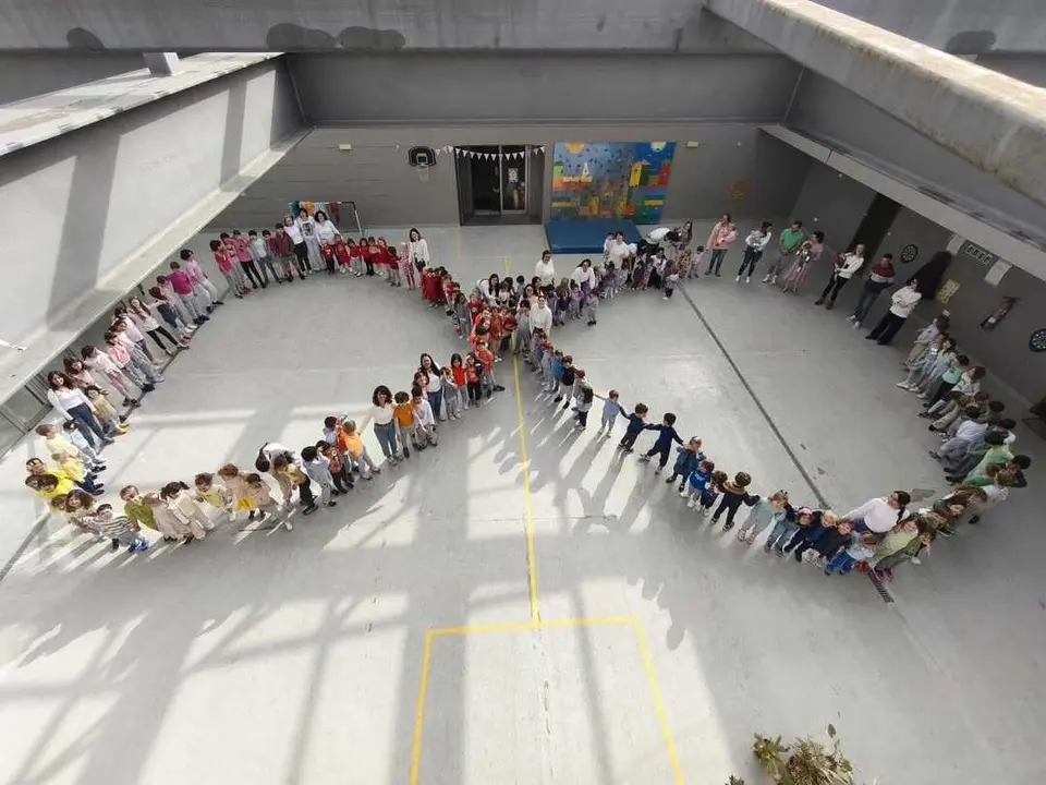 Participaci&oacute;n del alumnado y familias en la carrera solidaria organizada con motivo del D&iacute;a del Autismo.