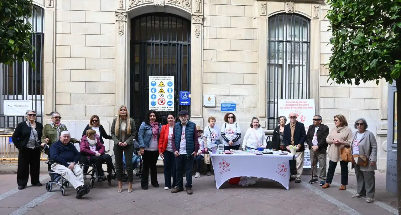 Imagen de la visita institucional a la mesa informativa instalada en el centro de Algeciras.