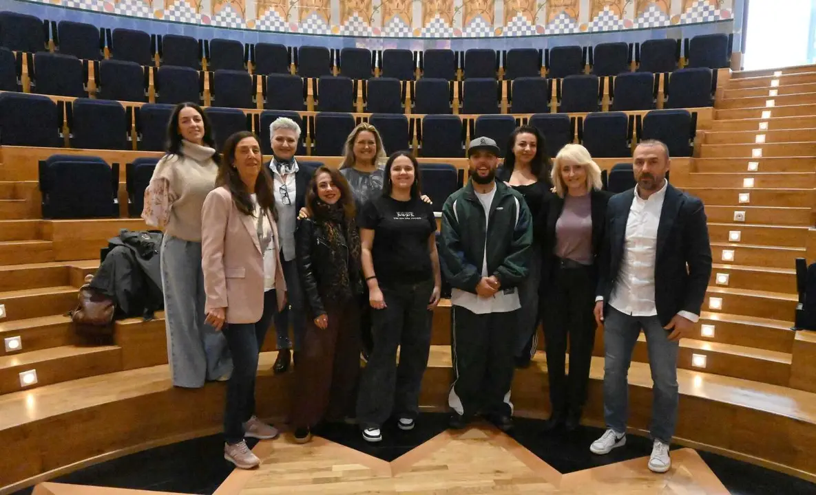Imagen del encuentro mantenido entre la delegaci&oacute;n de Cultura y representantes de academias de baile en Algeciras.