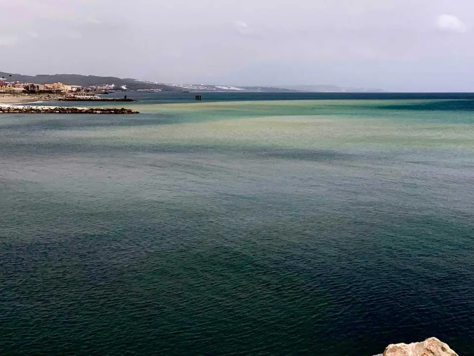 Vista del litoral de La Atunara, zona en la que Verdemar sit&uacute;a la llegada de part&iacute;culas en suspensi&oacute;n procedentes de las obras de Eastside.