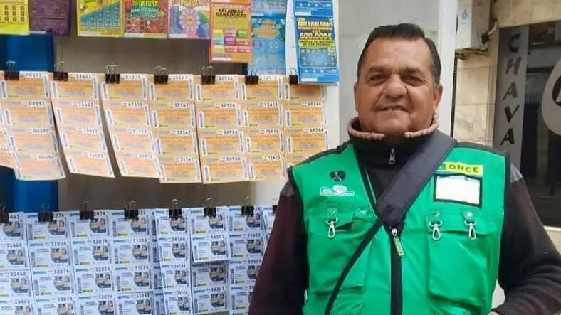 Vendedor de la ONCE en La Atunara donde se han repartido varios cupones premiados del sorteo del viernes.