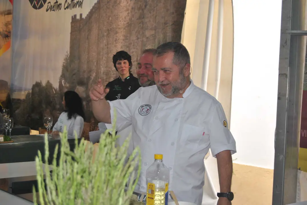 Fernando Estudillo durante la presentaci&oacute;n de su propuesta gastron&oacute;mica en la Feria de la Tagarnina y el Esp&aacute;rrago en Alconchel - FOTO: Ferestu