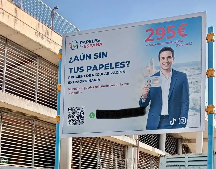 Cartel sobre regularizaci&oacute;n administrativa ubicado en la salida del parking de un centro comercial en Algeciras.
