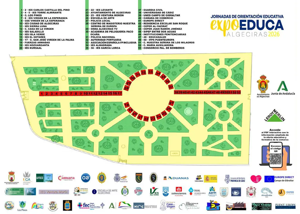 Vista general de los stands informativos instalados en el parque Mar&iacute;a Cristina durante Expoeduca en Algeciras