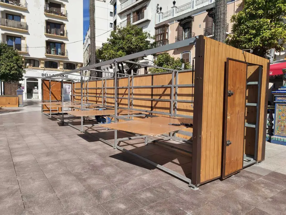 Montaje de los m&oacute;dulos y casetas en la Plaza Alta durante los preparativos de la Feria del Libro de Algeciras - FOTO: FJ Ben&iacute;tez