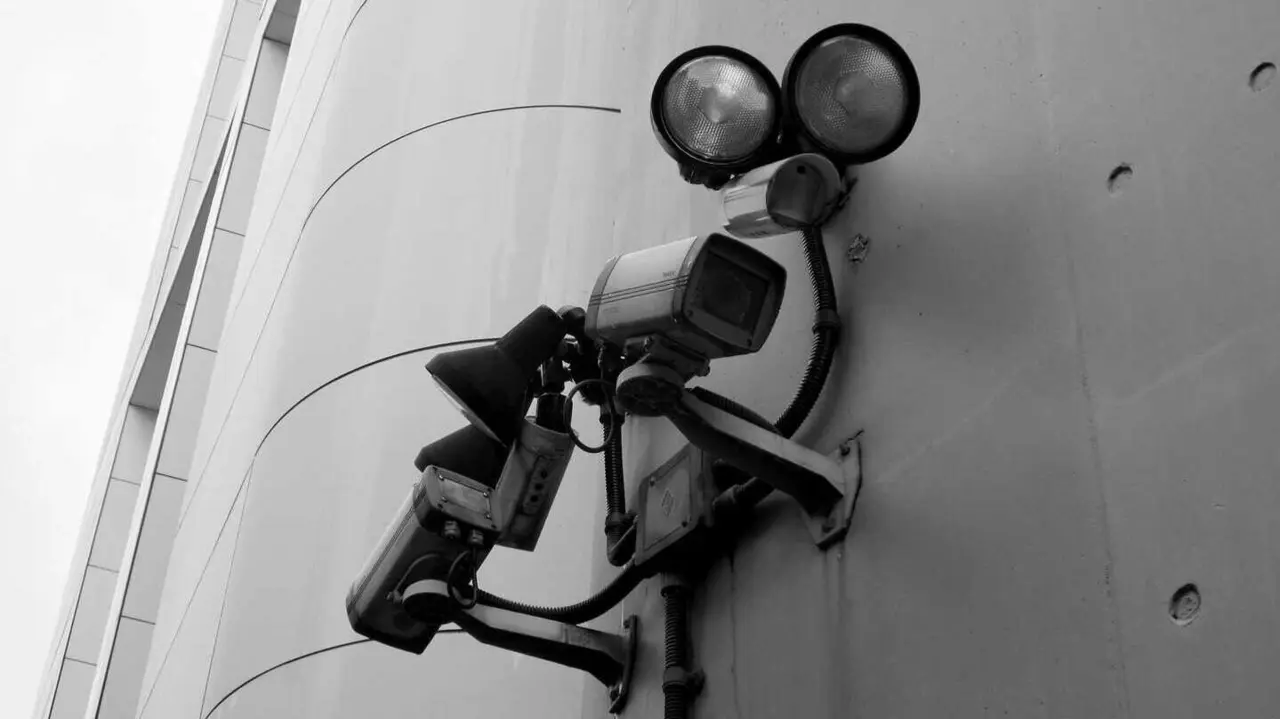 Sistema de videovigilancia instalado en fachada urbana, equipado con c&aacute;maras y focos para control y seguridad en la v&iacute;a p&uacute;blica.