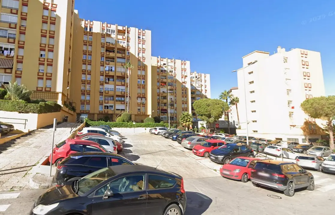 Vista de la urbanizaci&oacute;n Torre Almirante, donde se registr&oacute; el incendio durante la madrugada en maps