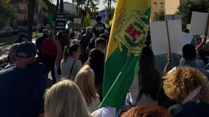 Vecinos de Los Barrios durante la manifestaci&oacute;n celebrada en la Vega del Moral.