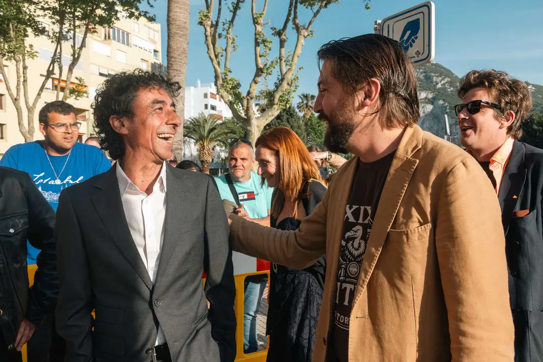 Tomasito y Juan Soto Ivars a su llegada a la gala de los Premios Pop Eye en el Campo de Gibraltar - FOTO: FJ Ben&iacute;tez