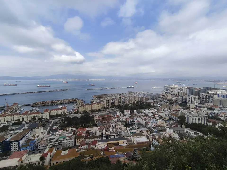 Vista general del litoral de Gibraltar, objeto de la pol&eacute;mica por las denuncias medioambientales - FOTO: FJ Ben&iacute;tez