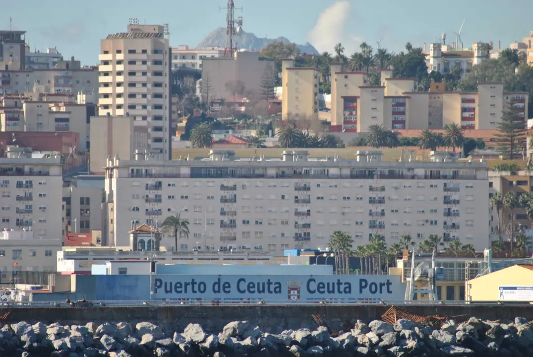 Vista general del puerto de Ceuta en una jornada de actividad habitual