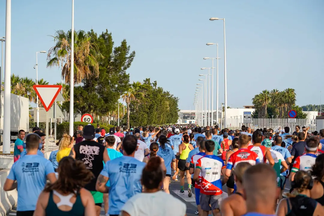 Participantes durante una edici&oacute;n anterior de la Carrera Popular del Puerto de Algeciras recorriendo el circuito urbano