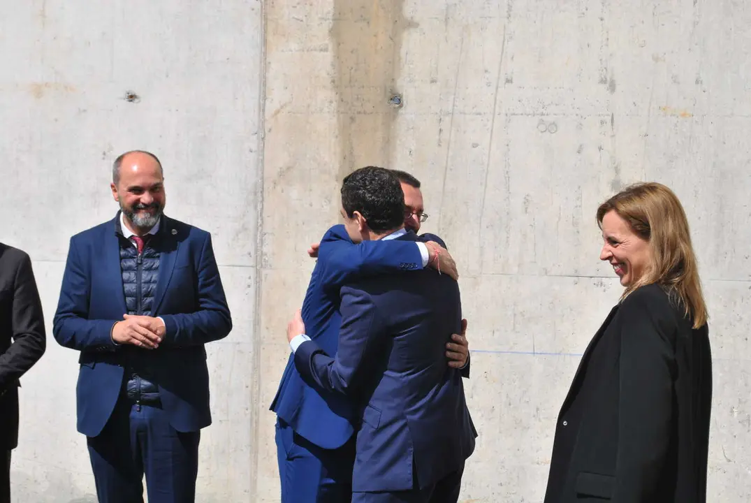 Juanma Moreno y Juan Franco durante un saludo en una visita institucional reciente en Castellar de la Frontera