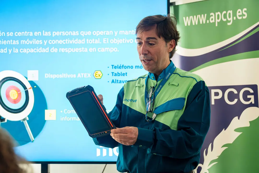 Responsable de Moeve durante una jornada formativa mostrando un dispositivo tecnol&oacute;gico utilizado en entornos industriales seguros