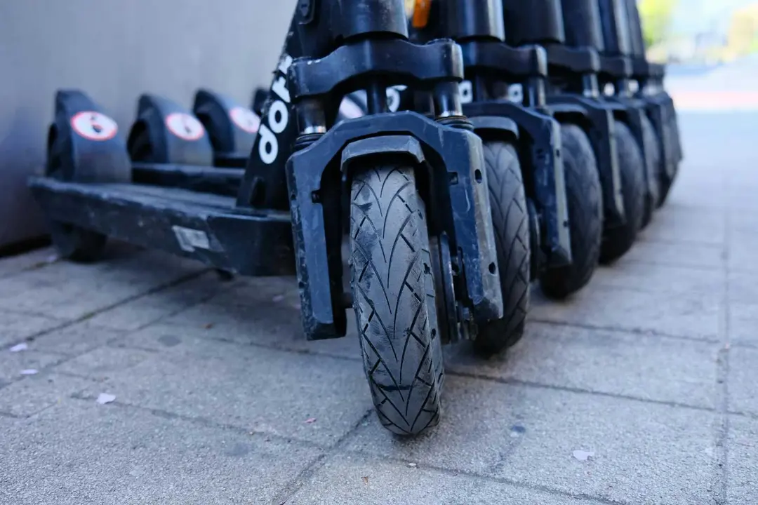 Imagen de un patinete el&eacute;ctrico adaptado a la normativa vigente en materia de circulaci&oacute;n y seguridad
