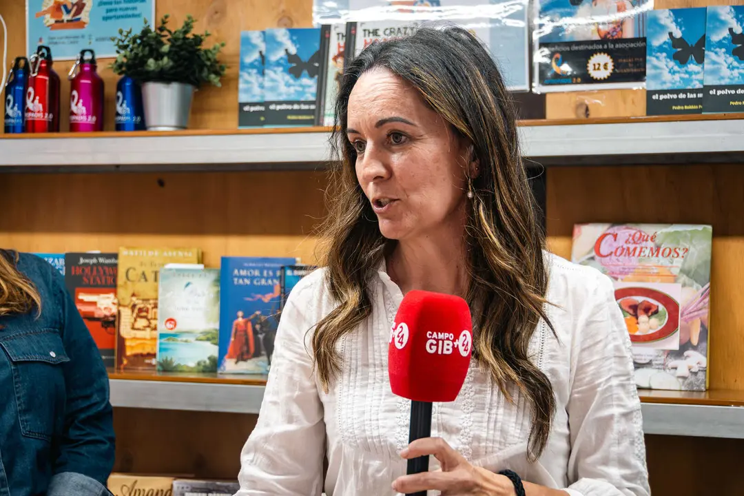 En el stand de Apropadis 2.0 durante la Feria del Libro de Algeciras, atendiendo a los medios de Campo Gibraltar 24h - FOTO: FJ Ben&iacute;tez