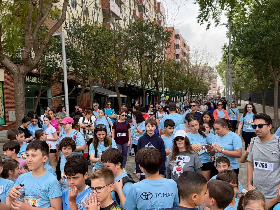 Participantes durante el recorrido de la marcha solidaria organizada por el colegio Huerta de la Cruz en Algeciras.