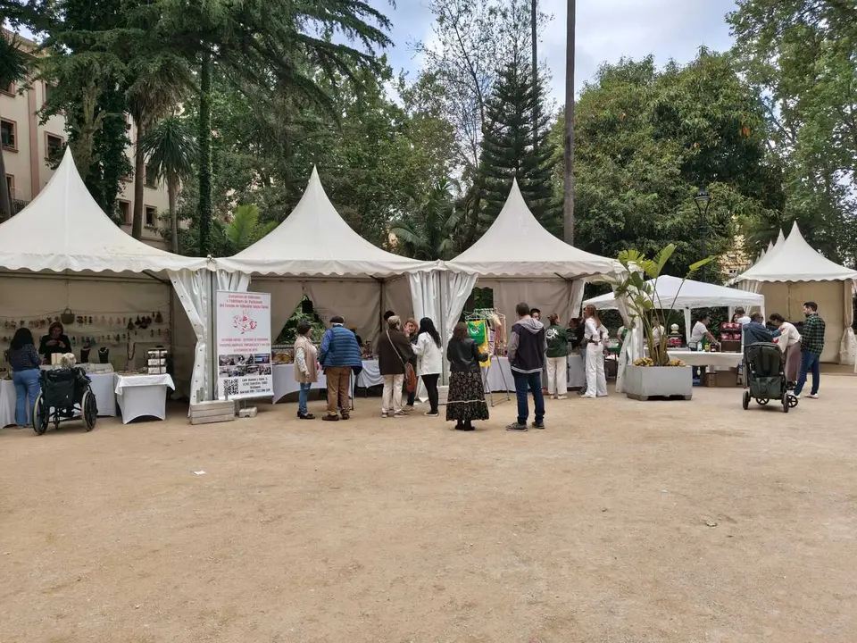 Puestos de artesan&iacute;a instalados en el Parque Mar&iacute;a Cristina durante la jornada solidaria - FOTO: FJ Ben&iacute;tez