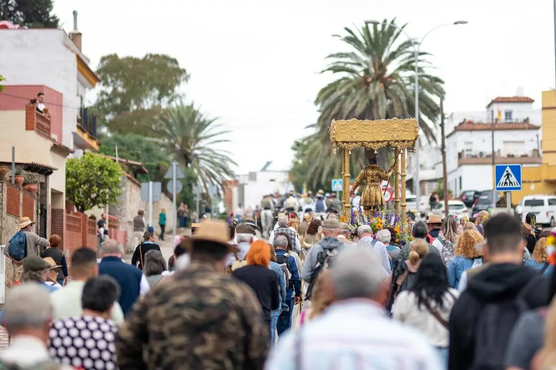 Romeros acompa&ntilde;an la imagen de San Isidro durante su recorrido hacia La Montera del Torero - FOTO: Javier Puche (Devotus Lens)