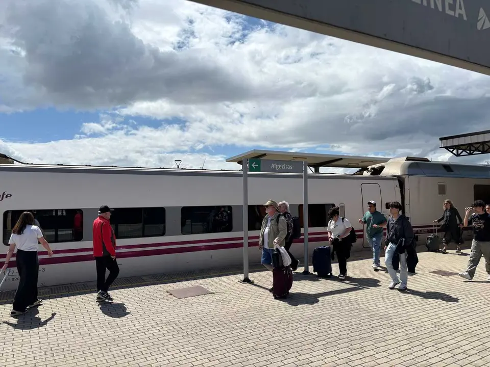 Pasajeros en la estaci&oacute;n realizando el embarque en un tren con destino Algeciras durante la jornada.