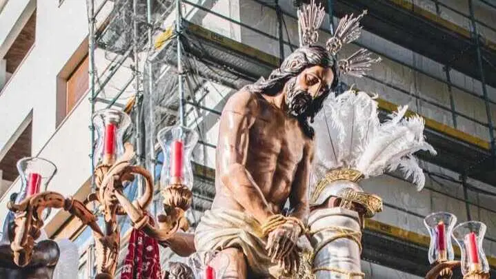 Imagen ganadora del concurso, destacada por su composici&oacute;n limpia y su potente uso del color en la escena de Semana Santa - FOTO: @mmery.studio