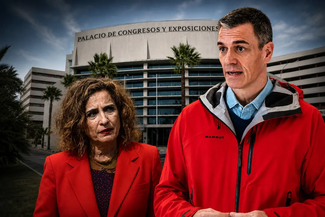 Pedro S&aacute;nchez y Mar&iacute;a Jes&uacute;s Montero, en un montaje frente al Palacio de Congresos de La L&iacute;nea, donde est&aacute; previsto el acto pol&iacute;tico de este s&aacute;bado