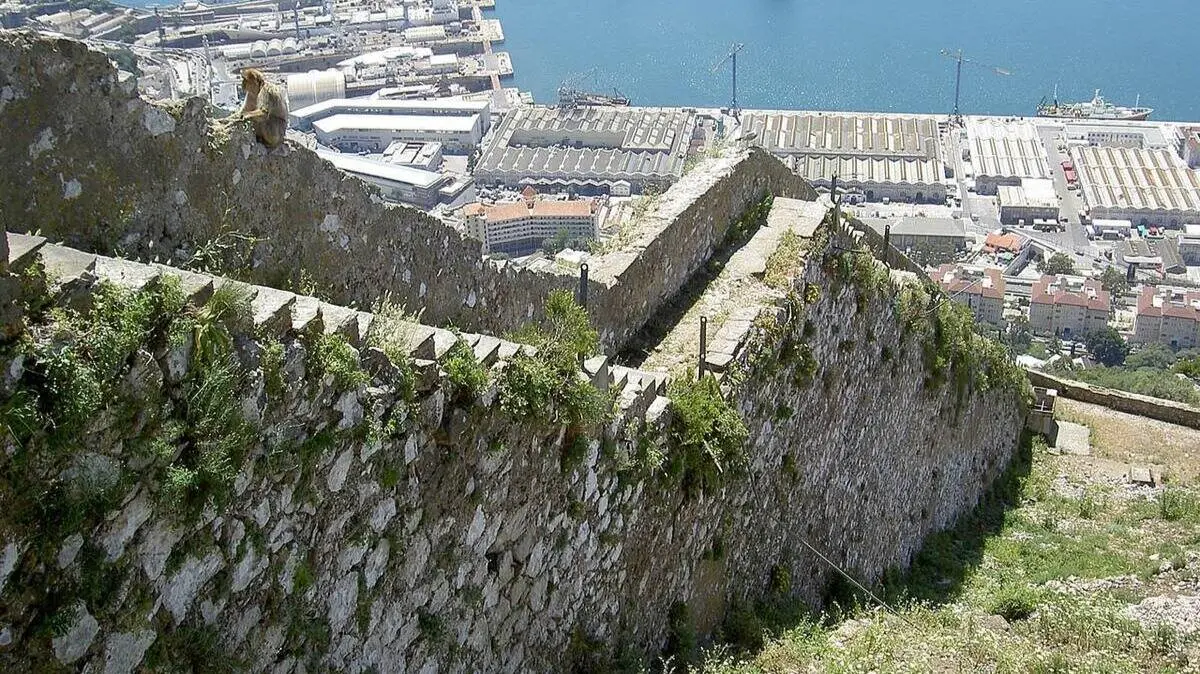 Antiguas estructuras de captaci&oacute;n de agua en la ladera oriental de Gibraltar.