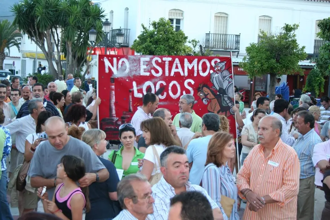 El entonces alcalde de Los Barrios, Ferm&iacute;n Alconchel, bajo una pancarta de Verdemar durante una protesta contra las ampliaciones urban&iacute;sticas en la zona en 2007.