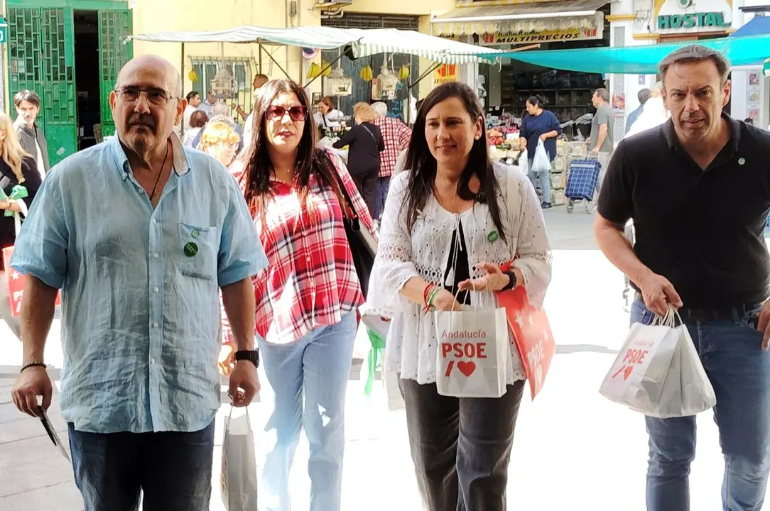 Roc&iacute;o Arrabal y miembros del PSOE durante un reparto informativo en el mercado Ingeniero Torroja de Algeciras en plena campa&ntilde;a electoral.