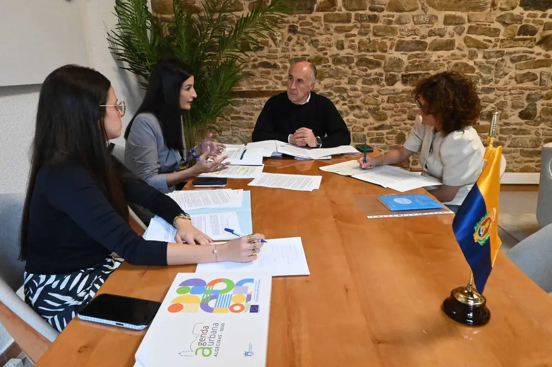 Reuni&oacute;n mantenida entre responsables municipales y Cruz Roja para abordar medidas contra la soledad no deseada de las personas mayores.