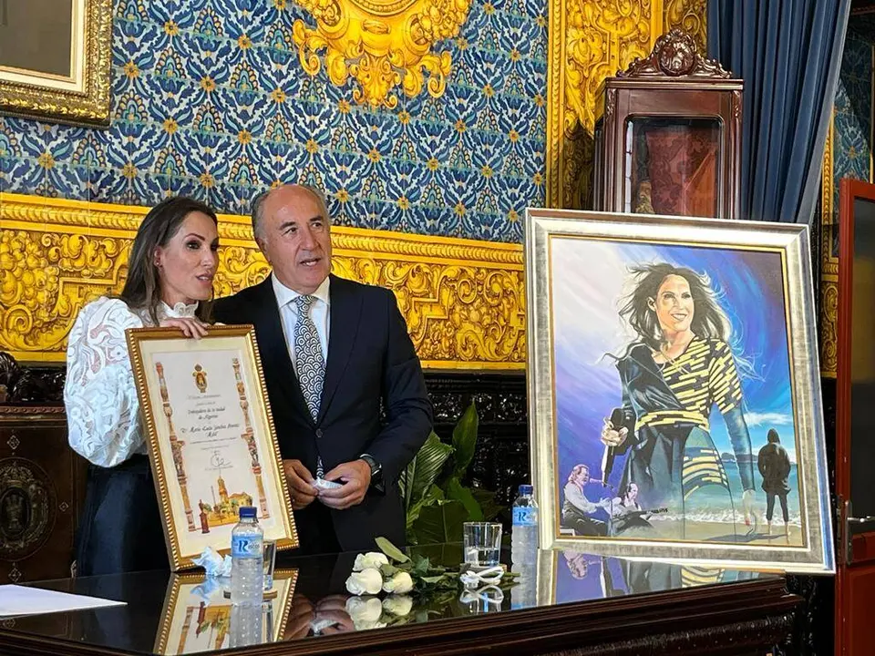 Mal&uacute; llega al Ayuntamiento de Algeciras para ser investida como embajadora de la ciudad.