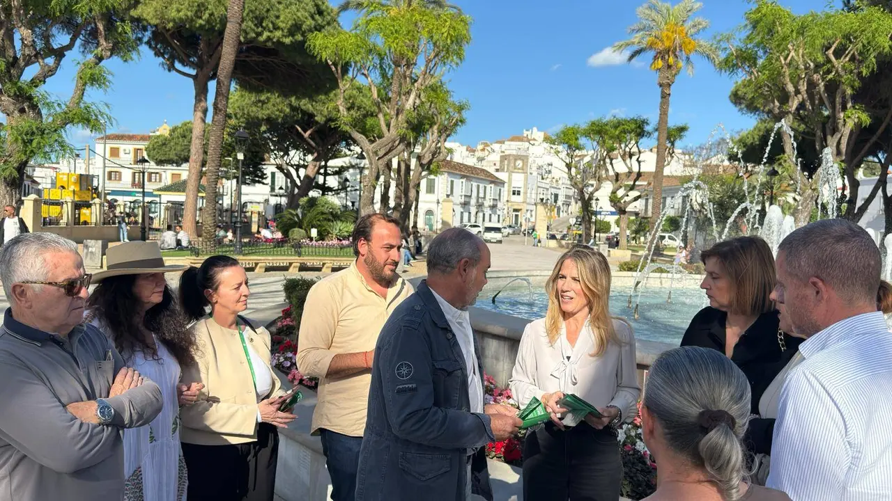 Ana Mestre durante un acto de campa&ntilde;a celebrado en San Roque junto a representantes del PP local