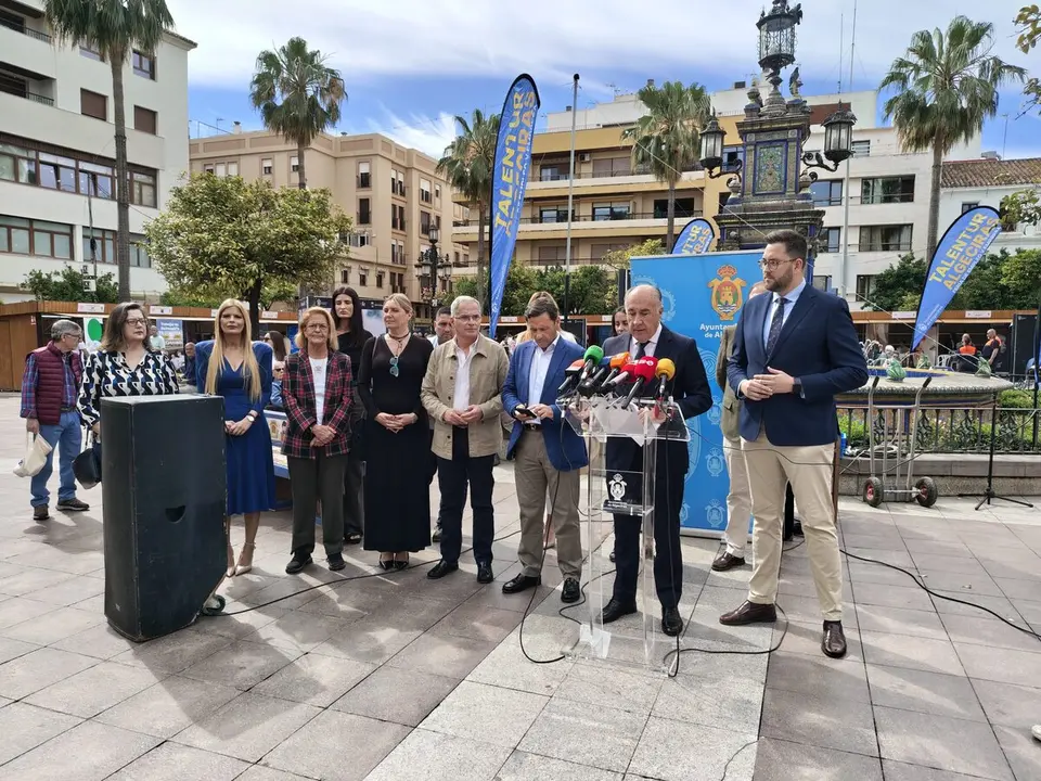 Autoridades y representantes empresariales durante la inauguraci&oacute;n de Talentour Algeciras 2026