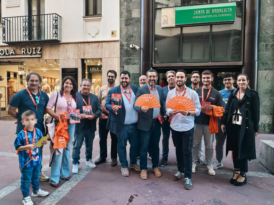 Miembros de 100x100 Unidos posan ante la Subdelegaci&oacute;n del Gobierno de la Junta de Andaluc&iacute;a en Algeciras durante un acto de campa&ntilde;a electoral - FOTO: FJ Ben&iacute;tez