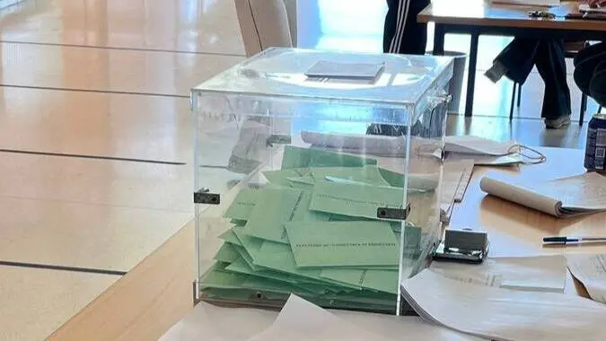 Urna electoral durante la jornada de votaci&oacute;n celebrada este domingo en un colegio electoral del Campo de Gibraltar.