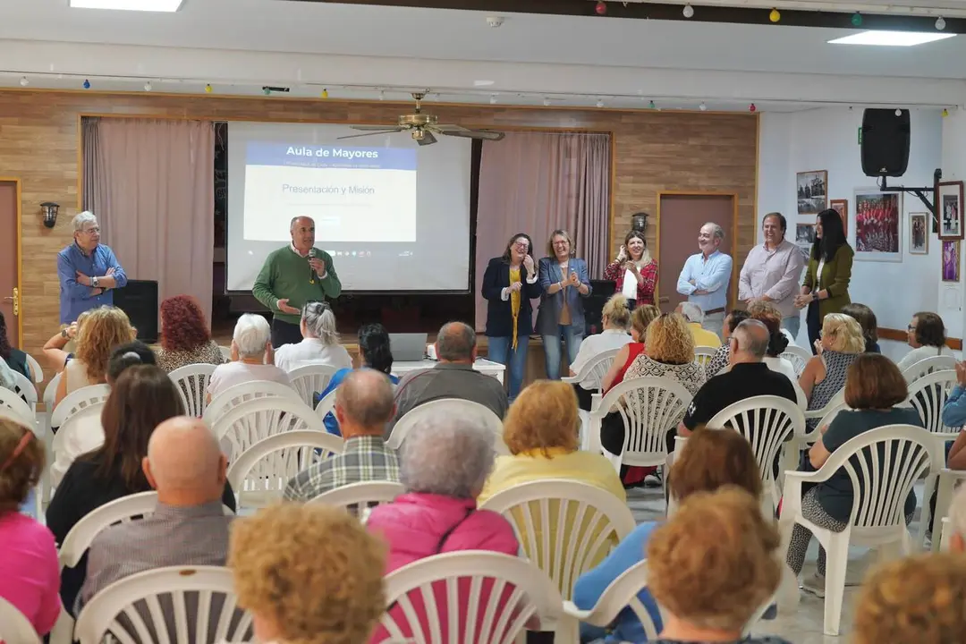 Participantes en la charla informativa del Aula de Mayores de la UCA en Algeciras