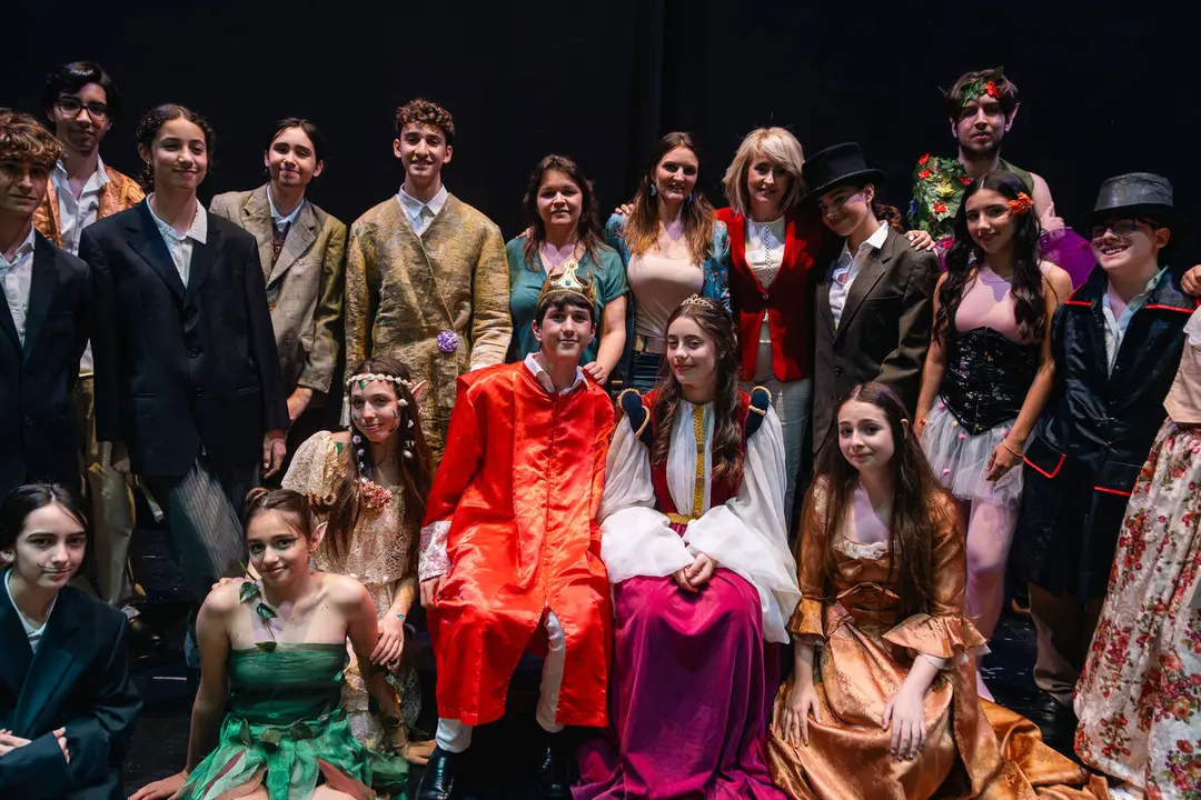 Pilar Pintor junto a los alumnos del Aula de Teatro tras la representaci&oacute;n en el Teatro Florida - FOTO: FJ Ben&iacute;tez