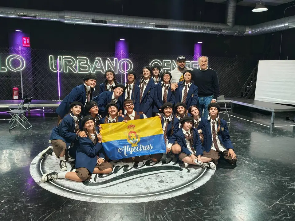 El equipo de Stylo Urbano posa con la bandera de Algeciras antes de viajar a Oporto - FOTO: FJ Ben&iacute;tez
