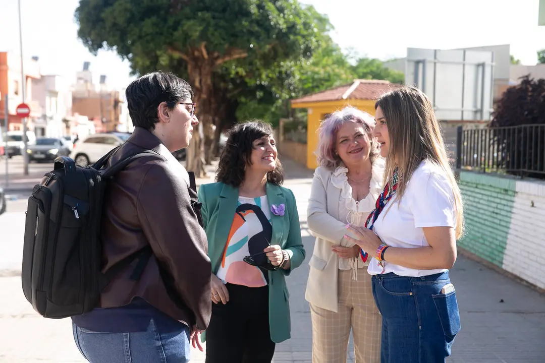 Representantes institucionales y responsables de Betania durante la visita a las instalaciones de la entidad en La L&iacute;nea