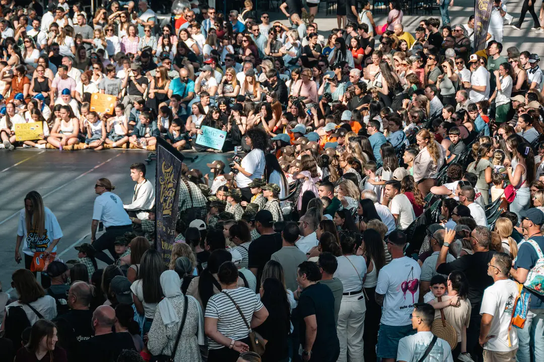 P&uacute;blico durante una edici&oacute;n anterior de Street Art Algeciras en Plaza Andaluc&iacute;a - FOTO: FJ Ben&iacute;tez