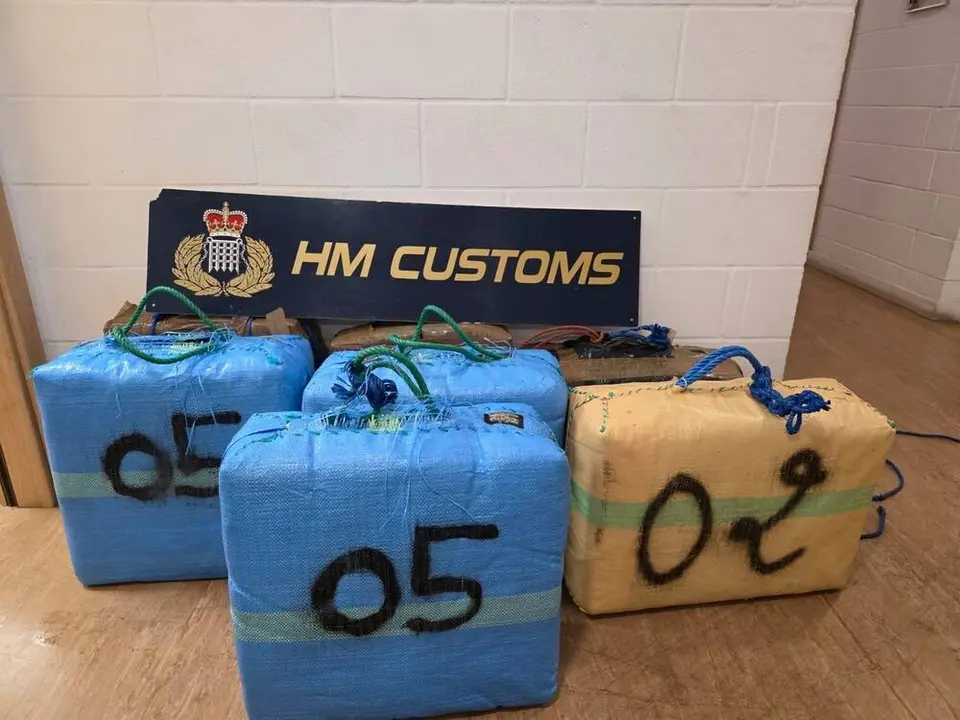 Fardos de resina de cannabis intervenidos por el Servicio de Aduanas de Gibraltar