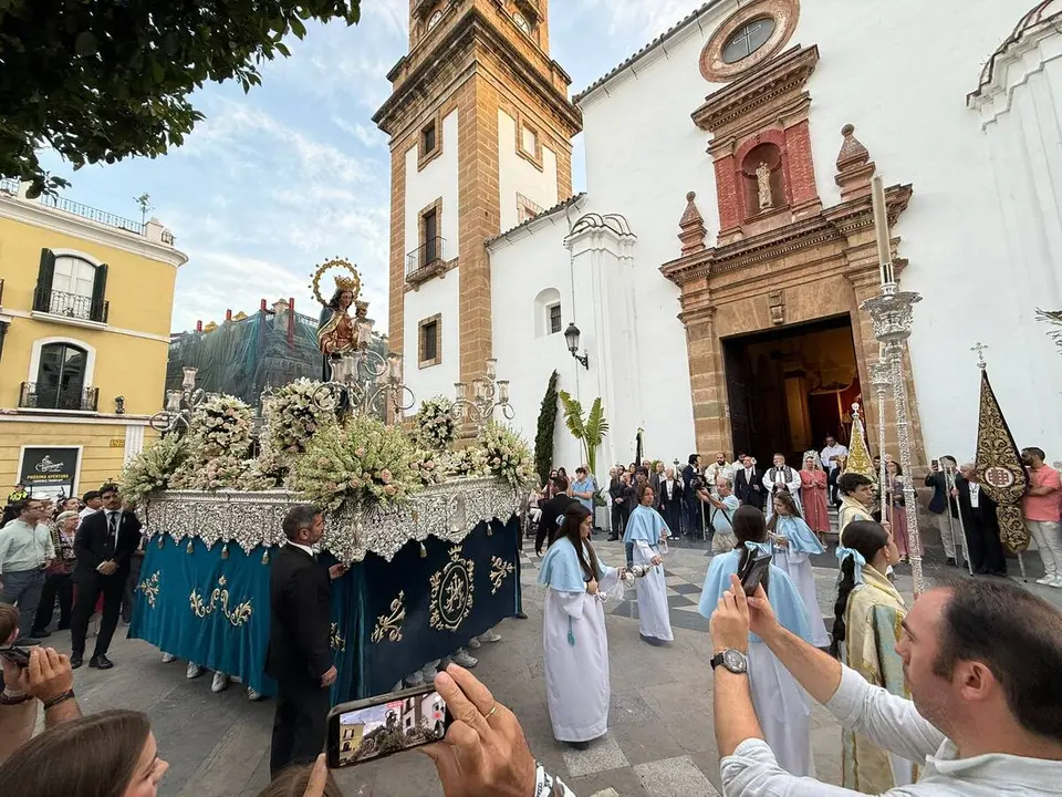 La procesi&oacute;n de Mar&iacute;a Auxiliadora volvi&oacute; a reunir a miles de personas en el centro de Algeciras